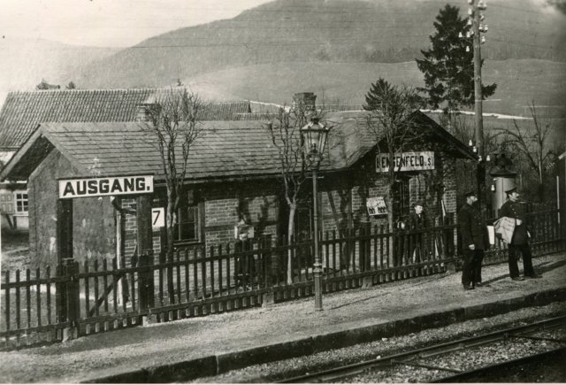 1880_alterbahnhoflengenfeld_mit-bahnhofswaerter-michaelmueller.jpg